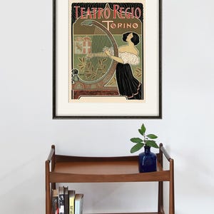 Peut inclure: Une affiche vintage annon&ccedil;ant l'op&eacute;ra Teatro Regio de Turin, en Italie. L'affiche repr&eacute;sente une femme jouant du harpe avec un blason en arri&egrave;re-plan. Le texte sur l'affiche indique "Teatro Regio Torino".