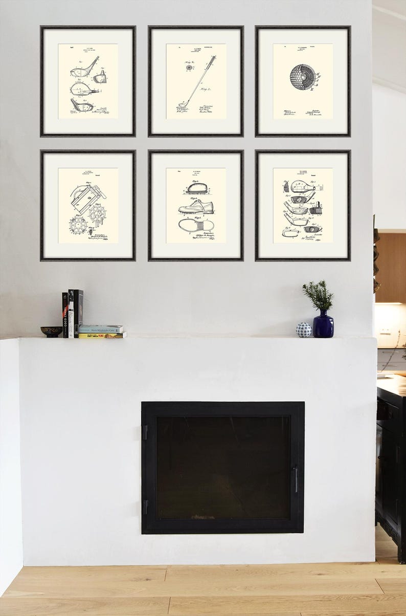 Puede incluir: Un conjunto de seis impresiones enmarcadas en negro de dibujos de patentes vintage relacionados con el golf. Las impresiones est&aacute;n dispuestas en una cuadr&iacute;cula en una pared blanca sobre una chimenea.