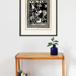 Pu&ograve; includere: Un poster vintage in bianco e nero che pubblicizza le biciclette Victor Overman Wheel Company. Il poster presenta un'illustrazione di una donna che guida una bicicletta con un design a vite in background. Il testo "VICTOR BICYCLES OVERMAN WHEEL COMPANY" &egrave; stampato in grassetto nella parte inferiore del poster.