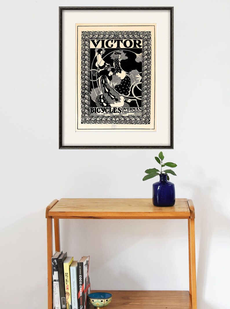 Pu&ograve; includere: Un poster vintage in bianco e nero che pubblicizza le biciclette Victor Overman Wheel Company. Il poster presenta un'illustrazione di una donna che guida una bicicletta con un design a vite in background. Il testo "VICTOR BICYCLES OVERMAN WHEEL COMPANY" &egrave; stampato in grassetto nella parte inferiore del poster.