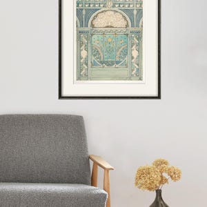 Peut inclure: Une estampe encadr&eacute;e d'un motif Art nouveau repr&eacute;sentant un paon d&eacute;ployant ses plumes, entour&eacute; de motifs floraux et de motifs g&eacute;om&eacute;triques dans des tons de bleu, vert et jaune.