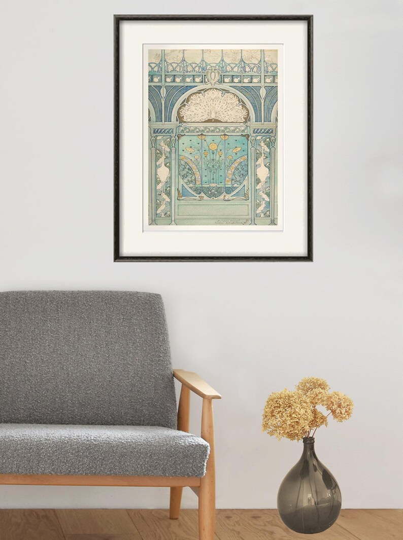 Peut inclure: Une estampe encadr&eacute;e d'un motif Art nouveau repr&eacute;sentant un paon d&eacute;ployant ses plumes, entour&eacute; de motifs floraux et de motifs g&eacute;om&eacute;triques dans des tons de bleu, vert et jaune.