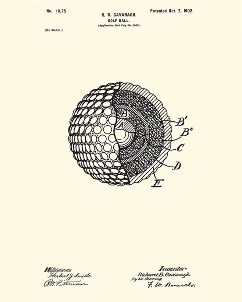 Puede incluir: Un dibujo en blanco y negro de un dise&ntilde;o de patente de bola de golf. La patente es para una bola de golf con una superficie con hoyuelos y un n&uacute;cleo en capas. El dibujo de la patente muestra una secci&oacute;n transversal de la bola de golf, con las capas del n&uacute;cleo etiquetadas con letras. La patente se titula "Bola de golf" y se present&oacute; el 30 de julio de 1900 y se patent&oacute; el 7 de octubre de 1902.