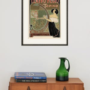 Peut inclure: Une affiche vintage pour l'op&eacute;ra Teatro Regio de Turin, en Italie. L'affiche repr&eacute;sente une femme jouant du harpe avec un design vert, marron et or. Le texte sur l'affiche est "Teatro Regio Torino".