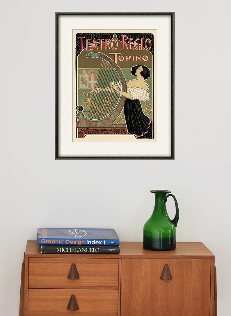 Peut inclure: Une affiche vintage pour l'op&eacute;ra Teatro Regio de Turin, en Italie. L'affiche repr&eacute;sente une femme jouant du harpe avec un design vert, marron et or. Le texte sur l'affiche est "Teatro Regio Torino".