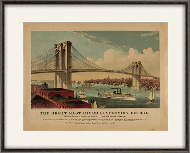 Puede incluir: Una ilustraci&oacute;n vintage del Gran Puente Colgante del R&iacute;o Este, que conecta las ciudades de Nueva York y Brooklyn. El puente se representa en un esquema de colores azul claro y blanco, con un barco de vapor navegando por debajo. La ilustraci&oacute;n se sit&uacute;a sobre un fondo de cielo azul con nubes blancas.