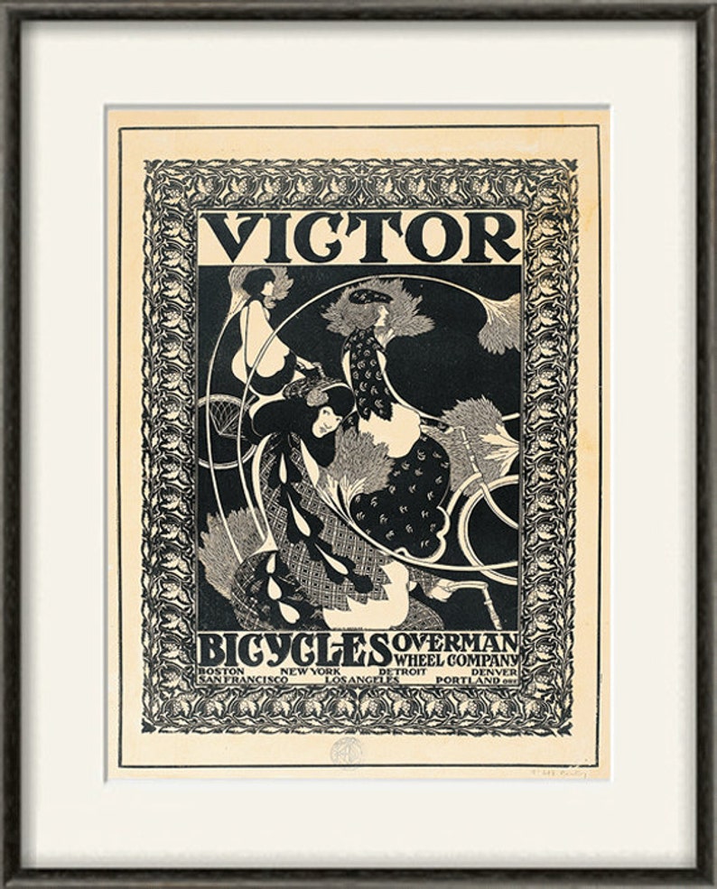 Pu&ograve; includere: Illustrazione in bianco e nero di tre donne che vanno in bicicletta. L'immagine &egrave; incorniciata da un bordo decorativo. Il testo "VICTOR BICYCLES OVERMAN WHEEL COMPANY" &egrave; nella parte inferiore dell'immagine.