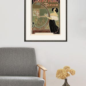 Peut inclure: Une affiche vintage pour le Teatro Regio de Turin, en Italie. L'affiche repr&eacute;sente une femme jouant du harpe avec un d&eacute;cor ornemental en arri&egrave;re-plan. Le texte "Teatro Regio Torino" est imprim&eacute; en rouge et noir.
