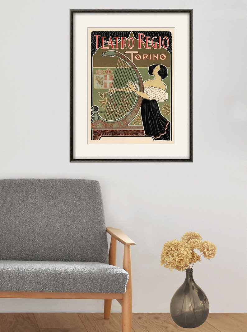 Peut inclure: Une affiche vintage pour le Teatro Regio de Turin, en Italie. L'affiche repr&eacute;sente une femme jouant du harpe avec un d&eacute;cor ornemental en arri&egrave;re-plan. Le texte "Teatro Regio Torino" est imprim&eacute; en rouge et noir.