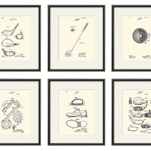 Puede incluir: Seis dibujos de patentes vintage en blanco y negro de equipos de golf, que incluyen un palo de golf, una pelota de golf, un zapato de golf y un tee de golf. Los dibujos est&aacute;n enmarcados en marcos negros.