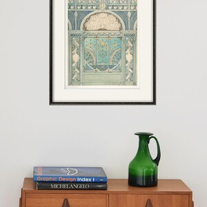 Peut inclure: Une estampe encadr&eacute;e d'une illustration vintage d'une porte cintr&eacute;e orn&eacute;e avec un motif de plume de paon. La porte est d&eacute;cor&eacute;e de d&eacute;tails complexes et d'un jeu de couleurs bleu et vert.