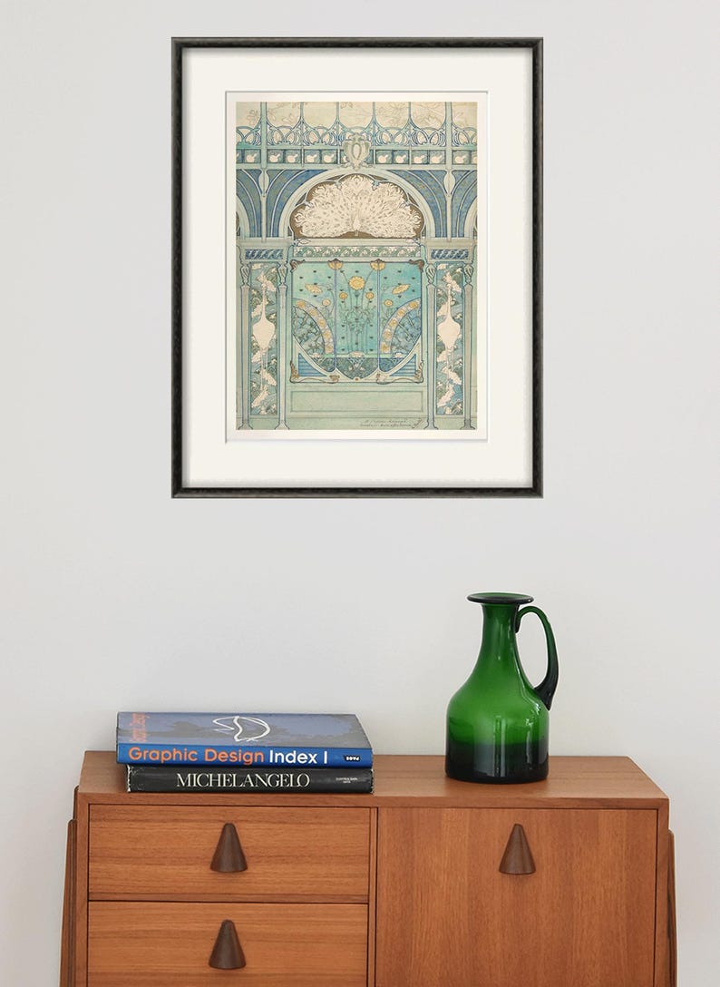 Peut inclure: Une estampe encadr&eacute;e d'une illustration vintage d'une porte cintr&eacute;e orn&eacute;e avec un motif de plume de paon. La porte est d&eacute;cor&eacute;e de d&eacute;tails complexes et d'un jeu de couleurs bleu et vert.