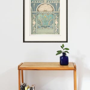 Peut inclure: Une estampe encadr&eacute;e d'un motif Art nouveau repr&eacute;sentant une plume de paon, des motifs floraux et des motifs g&eacute;om&eacute;triques dans des tons de bleu, vert et or.