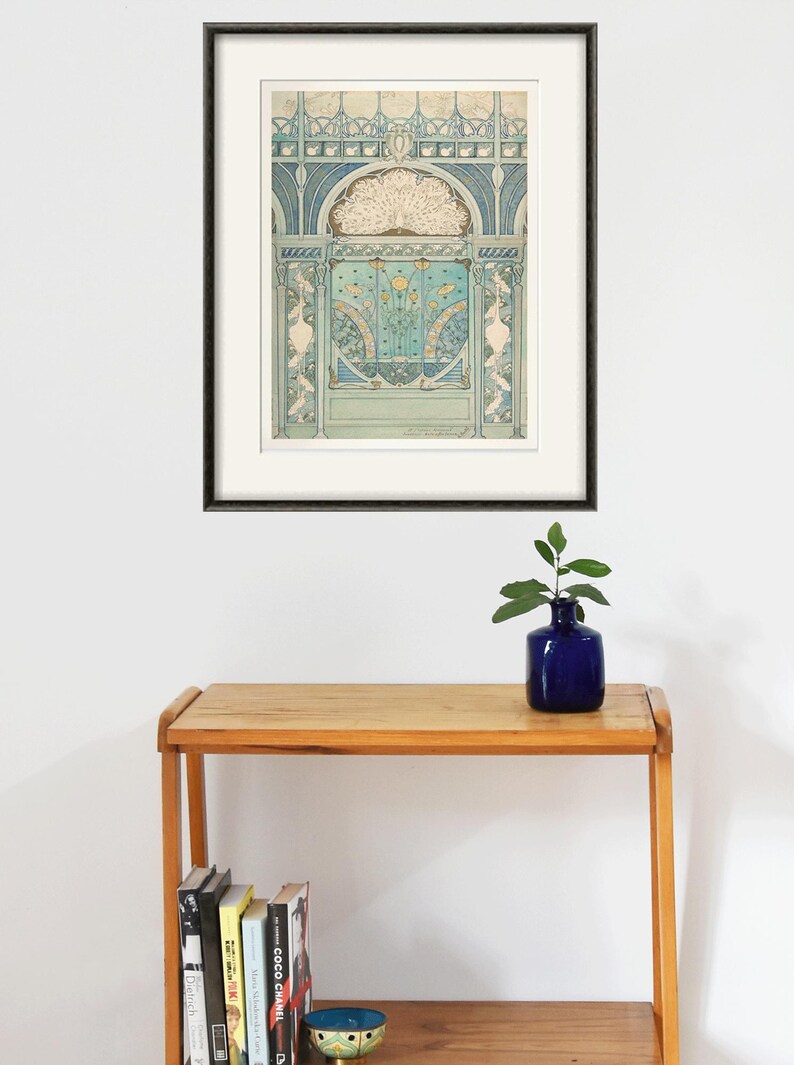 Peut inclure: Une estampe encadr&eacute;e d'un motif Art nouveau repr&eacute;sentant une plume de paon, des motifs floraux et des motifs g&eacute;om&eacute;triques dans des tons de bleu, vert et or.