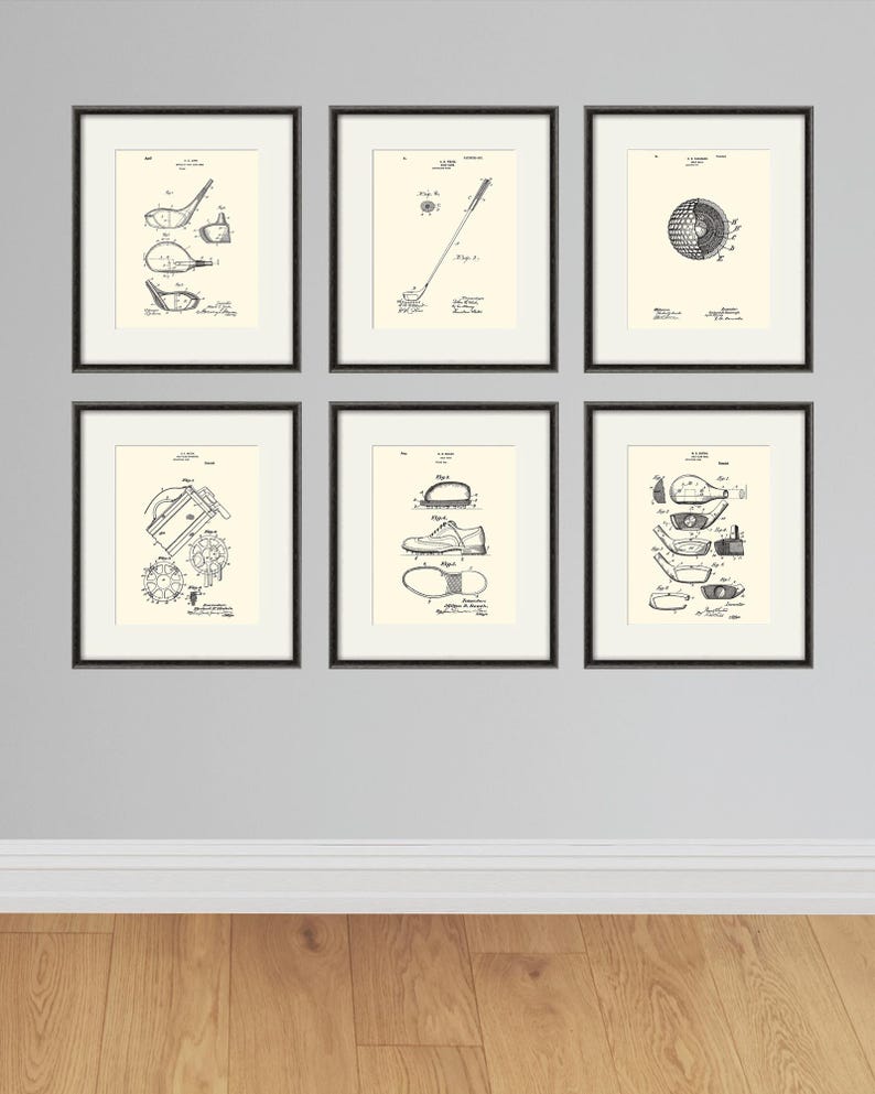 Puede incluir: Seis impresiones enmarcadas en negro de dibujos de patentes vintage relacionados con el golf. Las impresiones est&aacute;n dispuestas en dos filas de tres, en una pared blanca. Los dibujos representan un palo de golf, una pelota de golf, un zapato de golf y un tee de golf.