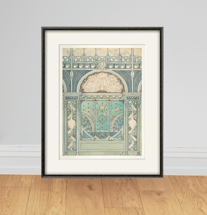 Peut inclure: Une estampe encadr&eacute;e d'un design vintage repr&eacute;sentant un paon d&eacute;ployant ses plumes, entour&eacute; de motifs floraux et de motifs g&eacute;om&eacute;triques dans des tons de bleu, vert et or.