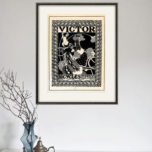 Pu&ograve; includere: Una pubblicit&agrave; vintage in bianco e nero per le biciclette Victor, con una donna che guida una bicicletta con un design a vite. Il testo recita "Victor Bicycles Overman Wheel Company."
