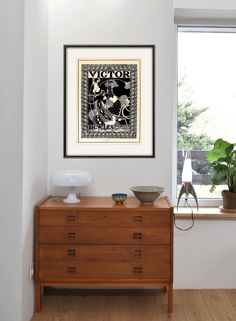 Pu&ograve; includere: Un poster vintage in bianco e nero che pubblicizza le biciclette Victor, con una donna che guida una bicicletta con un design floreale.