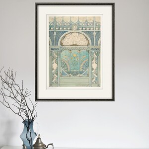 Peut inclure: Une estampe encadr&eacute;e d'un motif Art nouveau avec un motif de plume de paon et des &eacute;l&eacute;ments floraux dans des tons de bleu, vert et jaune.
