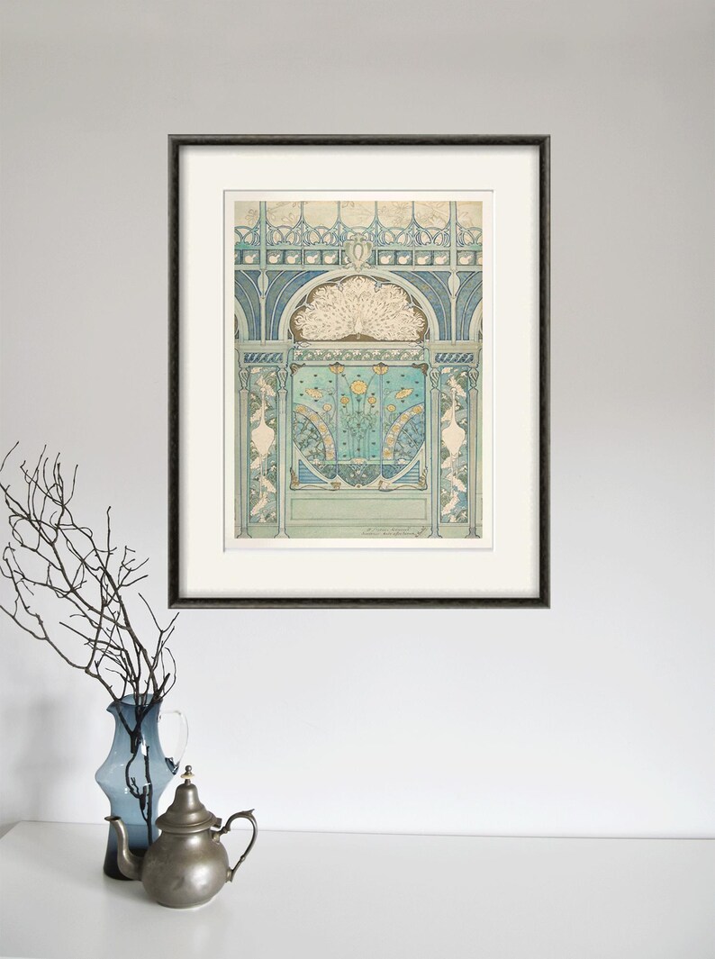 Peut inclure: Une estampe encadr&eacute;e d'un motif Art nouveau avec un motif de plume de paon et des &eacute;l&eacute;ments floraux dans des tons de bleu, vert et jaune.
