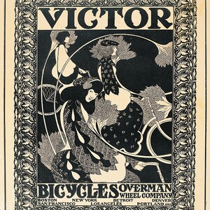 Pu&ograve; includere: Illustrazione in bianco e nero di tre donne che vanno in bicicletta. L'immagine &egrave; incorniciata da un bordo decorativo. Il testo "VICTOR BICYCLES OVERMAN WHEEL COMPANY" &egrave; in basso nell'immagine.