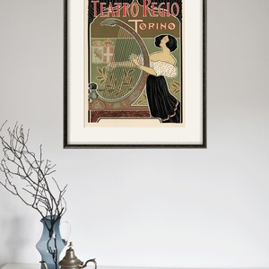 Peut inclure: Une affiche vintage pour le Teatro Regio de Turin, en Italie. L'affiche repr&eacute;sente une femme jouant de la harpe sur un fond vert et or. Le texte "Teatro Regio Torino" est en rouge et noir.