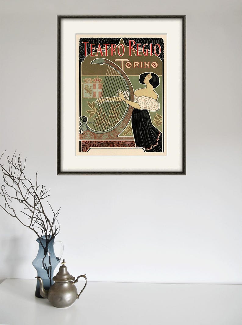 Peut inclure: Une affiche vintage pour le Teatro Regio de Turin, en Italie. L'affiche repr&eacute;sente une femme jouant de la harpe sur un fond vert et or. Le texte "Teatro Regio Torino" est en rouge et noir.