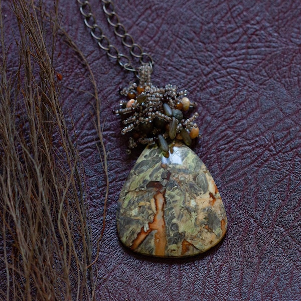 Grand pendentif forêt caramel sur chaîne en cuivre, jaspe naturel corail aventurine forme libre, shabby chic vintage, goutte en pierre sculptée