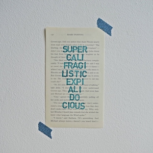 vintage Print Poster Bild Supercalifragilisticexpialidocious Mary Poppins Typo Typografie blau Stempeldruck