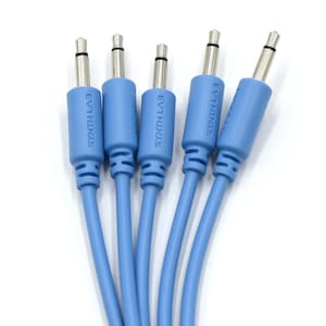 Puede incluir: Cinco cables de audio azul claro con conectores plateados. Cada cable tiene el texto "SYNTH LAB" impreso en la carcasa de plástico azul claro. Los cables están dispuestos en forma de abanico sobre un fondo blanco.