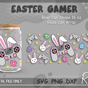 Könnte beinhalten: Ein transparentes Glasgefäß mit einem Holzdeckel, das ein rosa Kaninchen zeigt, das einen grauen Videospielcontroller mit einer grünen Karotte hält. Das Gefäß ist mit Osterelementen wie Eiern, Herzen und Sternen verziert. Der Text "EASTER GAMER" befindet sich oben im Bild, und "Beer Can Shape 16 oz Glass Can Wrap" darunter. Der Text "DIGITAL FILE ONLY" befindet sich unten links, und "SVG PNG DXF" unten in der Mitte. Der Text "Room 1213" befindet sich unten rechts.
