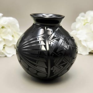 Mata Ortiz Blackware Pottery | Hand-Crafted Casas Grandes Vase Pot | Signed Alberto Gonzalez