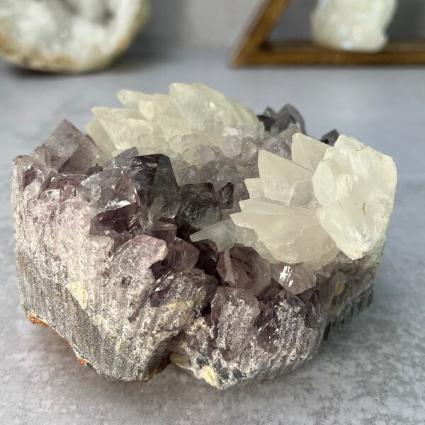 Aglomerado de Ametista com Formação de Calcita - Cristal de Cura Natural para Equilíbrio Energético e Clareza - OOAK -