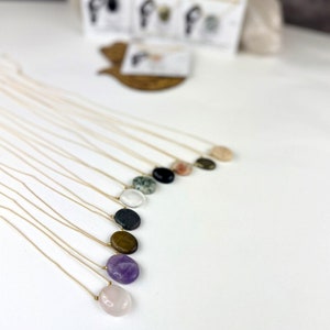 Collar de cristal con piedra de preocupación en cordón - Piedra de cristal para el pulgar - Tamaño ajustable