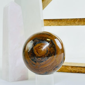 Esfera de cristal pulida de ojo de tigre
