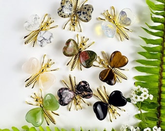 Puede incluir: Surtido de diez dijes de mariposa dorados con diferentes alas de piedras preciosas. Las mariposas están hechas de metal y tienen un diseño detallado. Las piedras preciosas incluyen ojo de tigre, jaspe, aventurina y más.