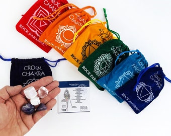 Sacchetti di peluche colorati Chakra - 7 set - Ciascuno con scheda informativa e 5 pietre levigate