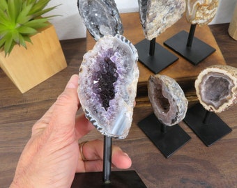 Geoda pulida natural en forma de media luna sobre soporte de metal - Geoda en rebanada (RK3-11)