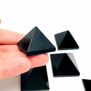 Black Tourmaline Pyramid - 1&#39;&#39; Black Tourmaline Pyramid