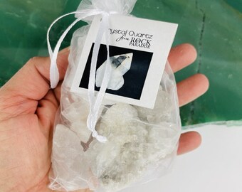 Conjunto de racimos de cristales de cuarzo, puntas minerales en bruto en bolsa de organza