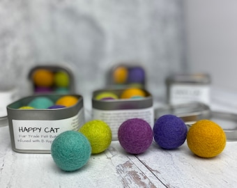 Boules de feutre infusées d'herbe à chat aux couleurs pastel avec boîte de recharge par Simply B Vermont