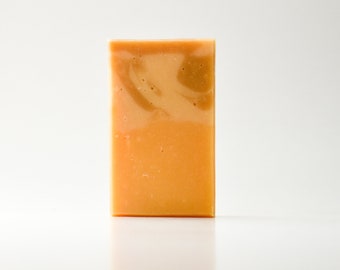 Savon éclaircissant fait main Golden Root avec racine de curcuma, calendula, citron de Sicile, bois de cèdre et petitgrain