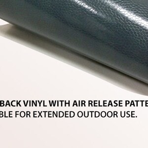 Puede incluir: Primer plano de la parte posterior de una pegatina de vinilo con un patr&oacute;n de liberaci&oacute;n de aire. La parte posterior es gris y tiene una superficie texturizada.  GRAY BACK VINYL WITH AIR RELEASE PATTERN DURABLE FOR EXTENDED OUTDOOR USE.