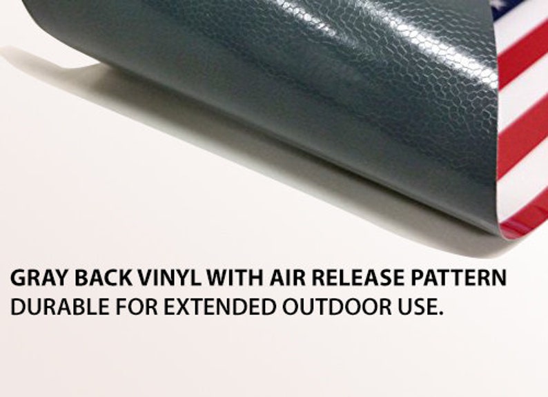 Puede incluir: Primer plano de la parte posterior de una pegatina de vinilo con un patr&oacute;n de liberaci&oacute;n de aire. La parte posterior es gris y tiene una superficie texturizada.  GRAY BACK VINYL WITH AIR RELEASE PATTERN DURABLE FOR EXTENDED OUTDOOR USE.