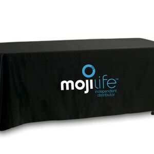 Peut inclure: Nappe noire avec un logo bleu et blanc qui dit "moji life" et "distributeur ind&eacute;pendant".