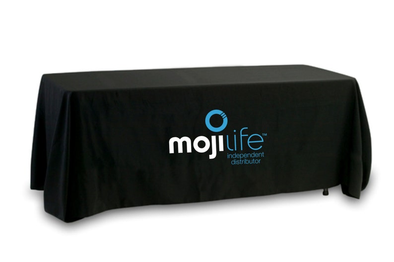 Peut inclure: Nappe noire avec un logo bleu et blanc qui dit "moji life" et "distributeur ind&eacute;pendant".