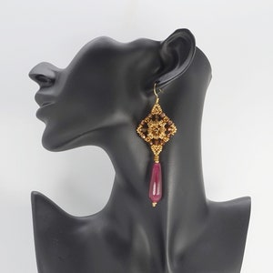 Boucles d'oreilles pendantes particulières avec goutte de pierre dure rouge, perles dorées et cristaux, bijoux fantaisie artisanaux italiens image 7