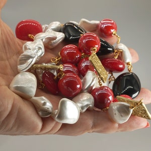 Long collier boho chi asymétrique avec perles en céramique rouge, perles baroques blanches, rondelles en verre noir et pierres dures, agate rouge et zamak image 10