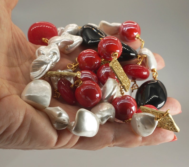 Long collier boho chi asymétrique avec perles en céramique rouge, perles baroques blanches, rondelles en verre noir et pierres dures, agate rouge et zamak image 10