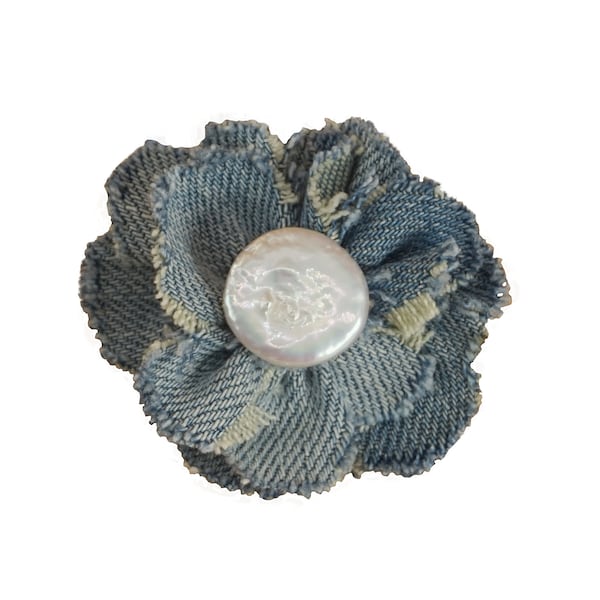 broche fleur tissu coton bleu recyclage créatif avec perle d'eau douce blanche, bijoux fantaisie fait main, créations tizianat uniques